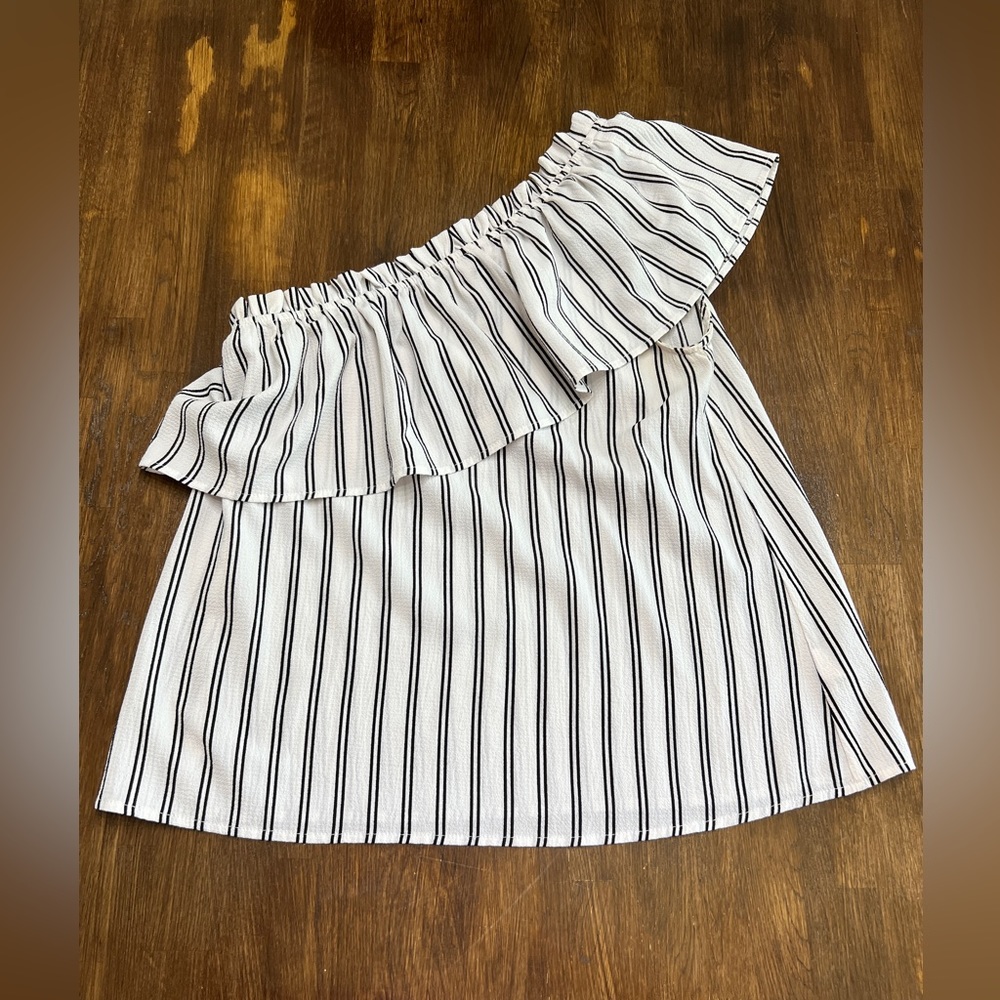 One shoulder flowy top